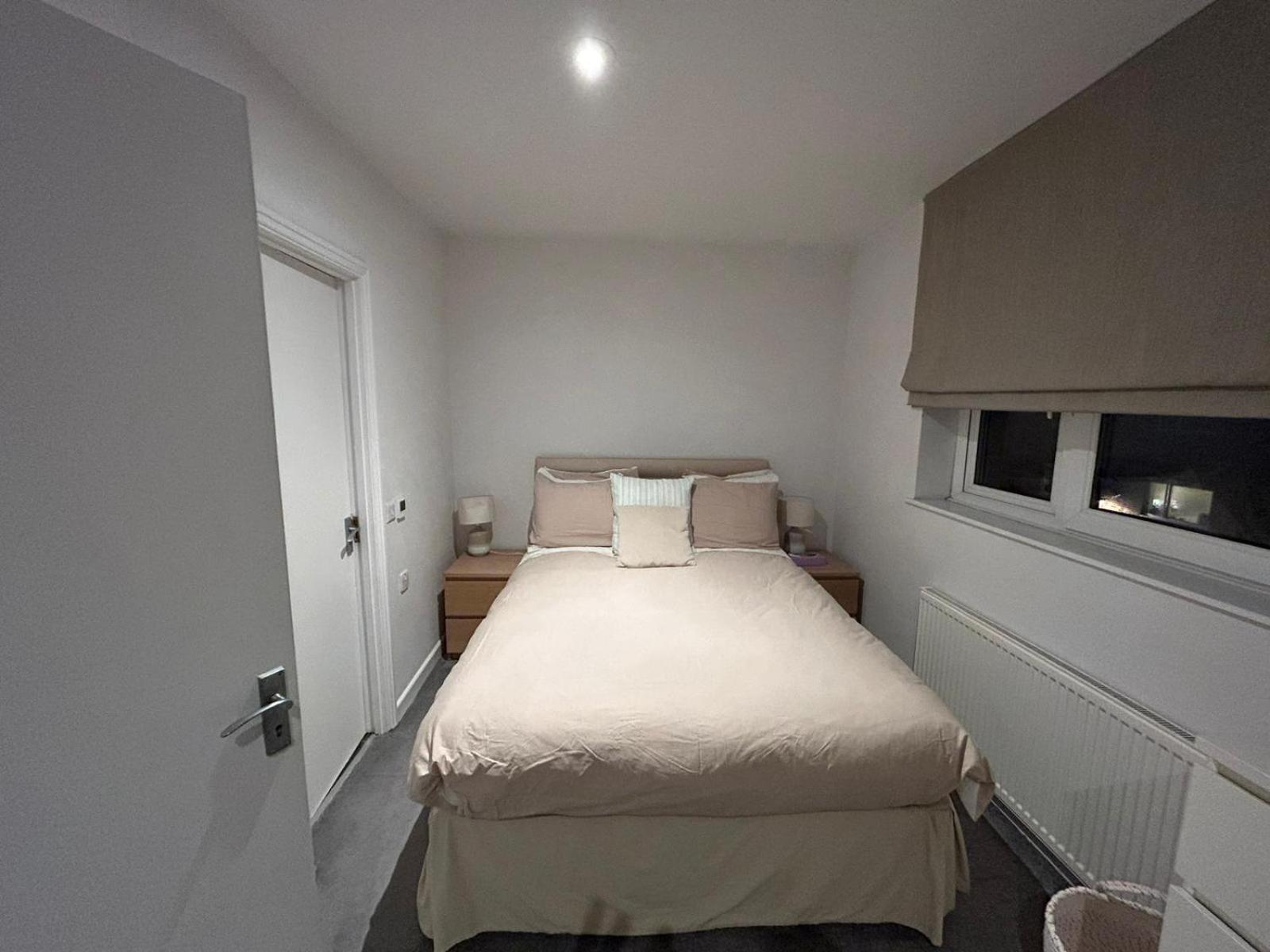Woodsford Sq - Private Parking Apartament