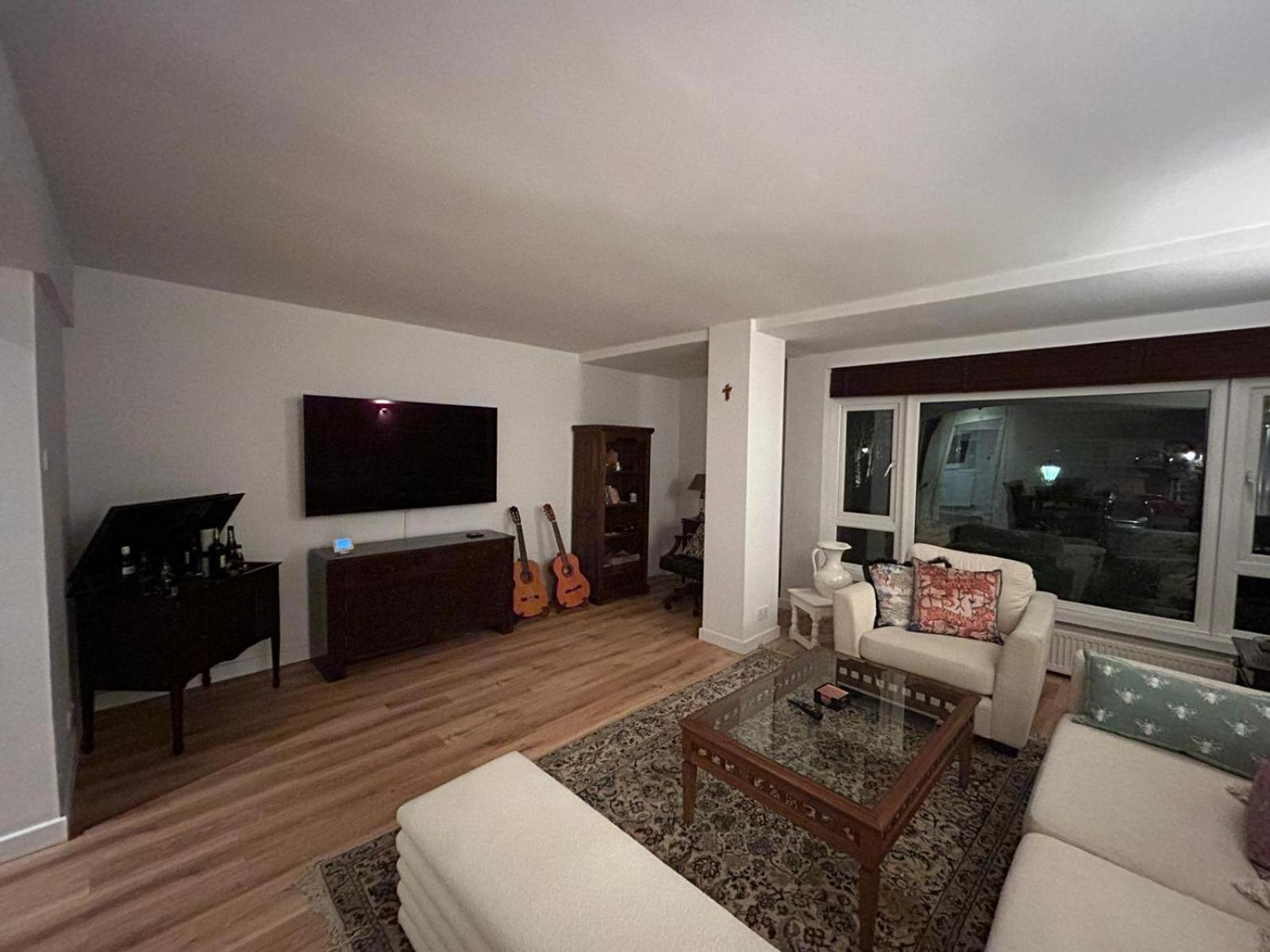 Woodsford Sq - Private Parking Apartament