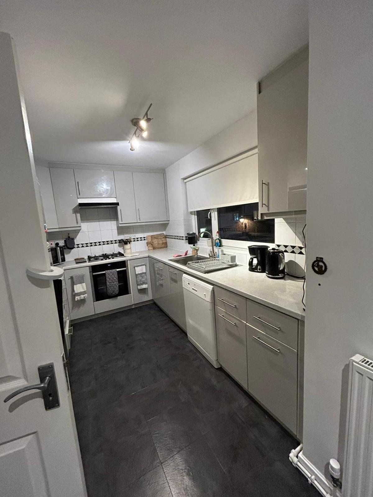 Woodsford Sq - Private Parking * Londra