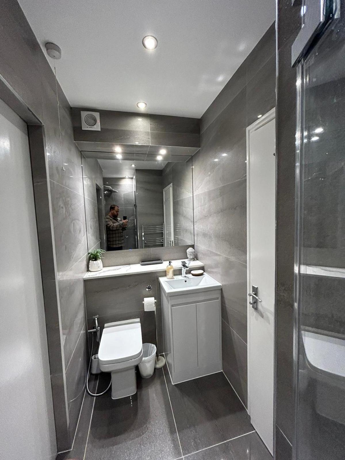 Woodsford Sq - Private Parking Apartament Londra