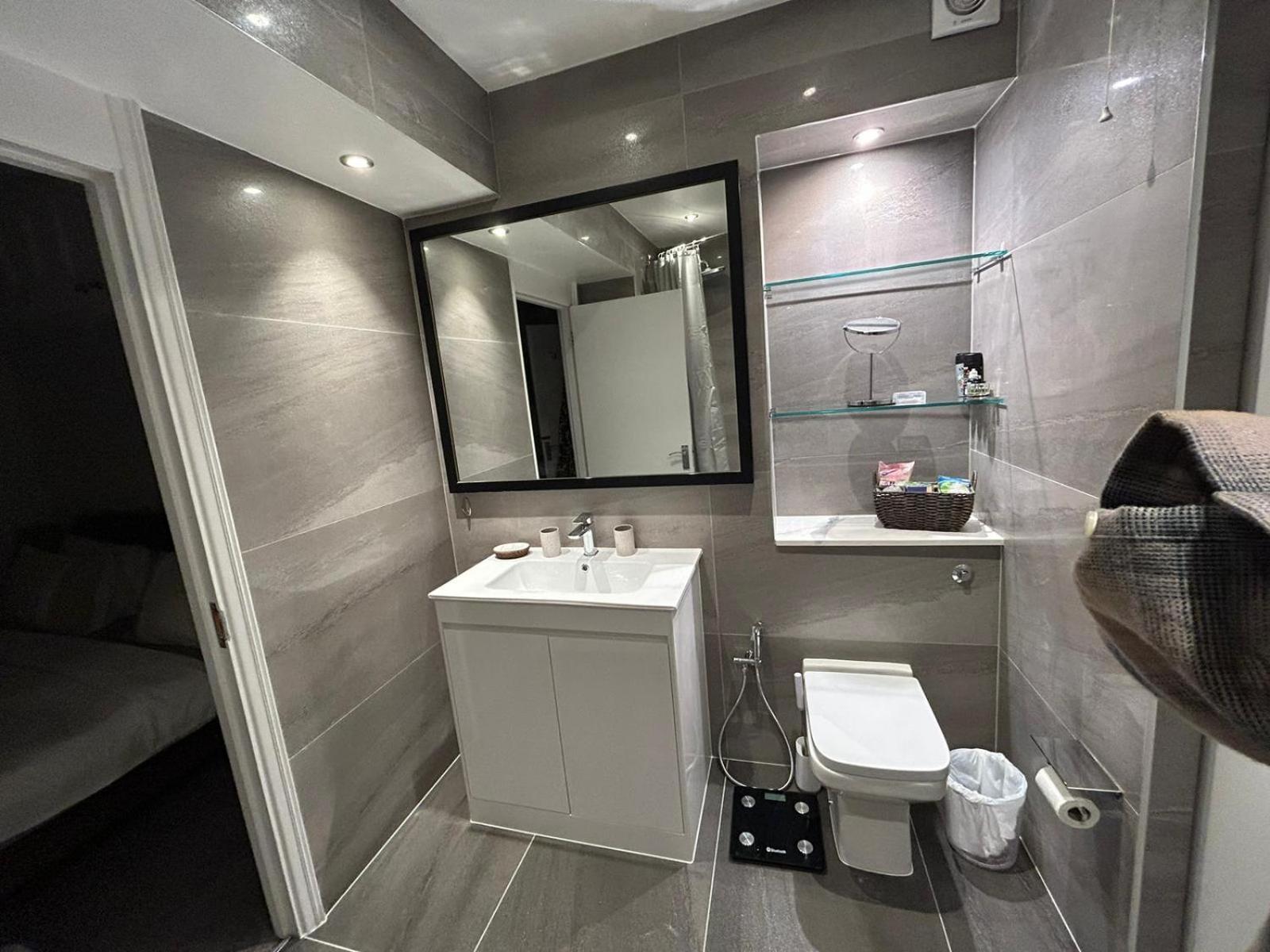 Woodsford Sq - Private Parking Apartament Londra