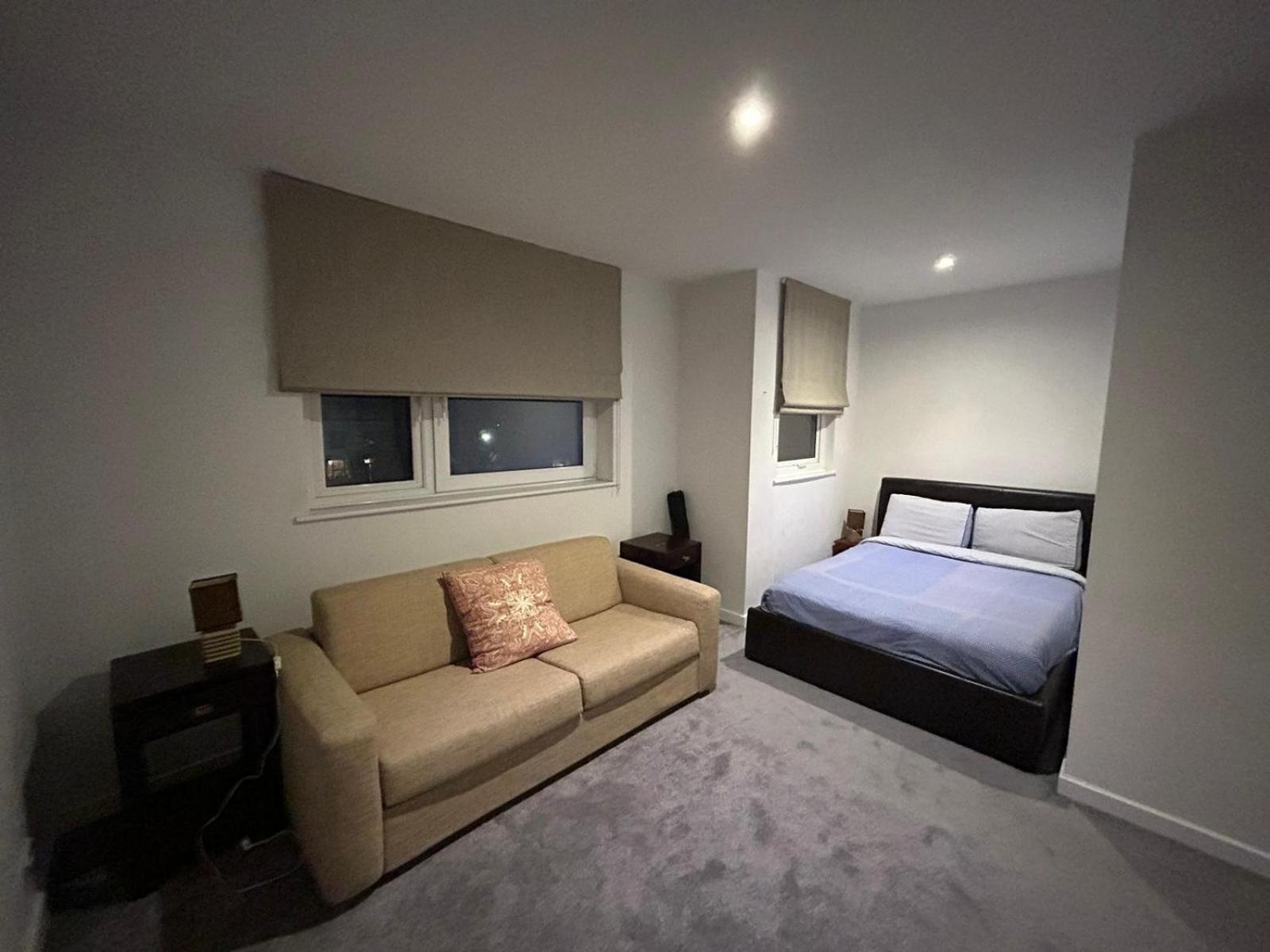 Woodsford Sq - Private Parking Apartament Londra