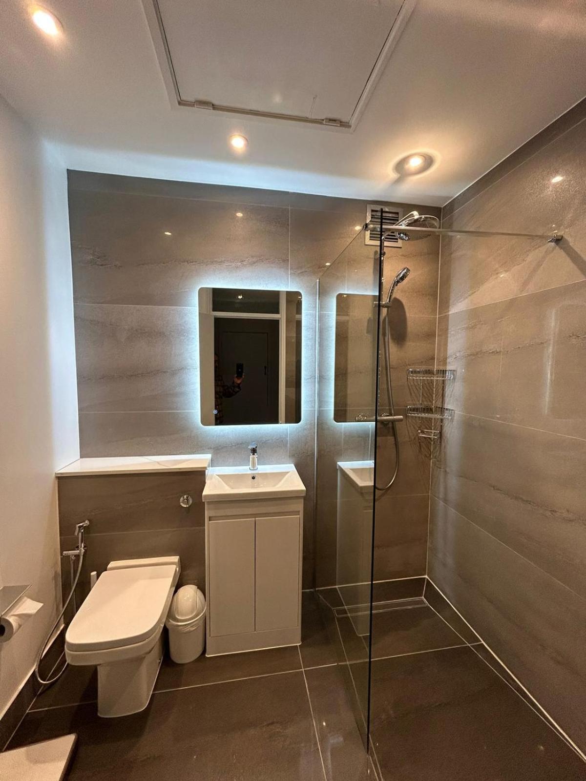 Apartament Woodsford Sq - Private Parking Londra