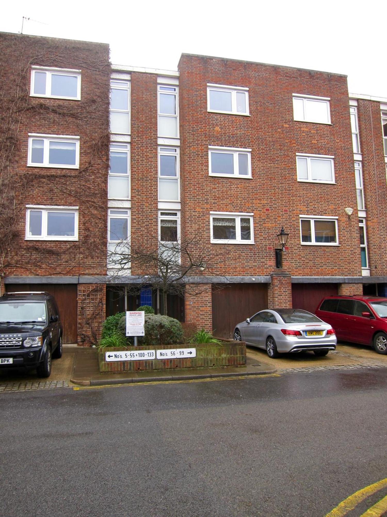 Woodsford Sq - Private Parking Londra