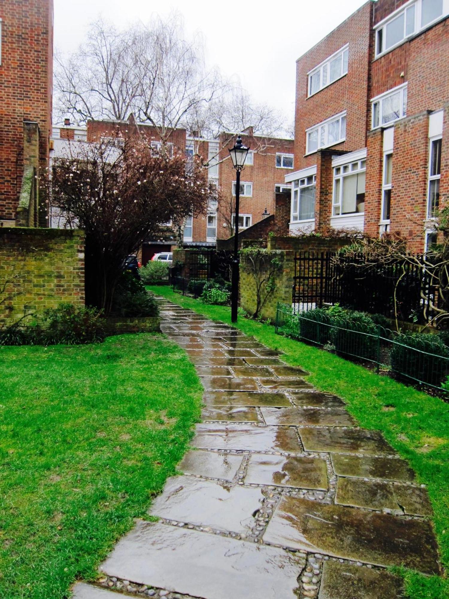 Woodsford Sq - Private Parking Apartament Londra